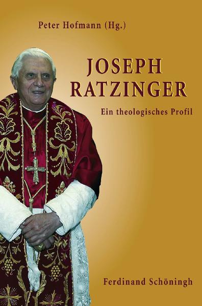 Ratzinger und kein Ende? Ein weiteres Buch über seine Theologie und darüber, wie sie in lehramtlichen Äußerungen mitklingt, mag zwar auf den Wellen des Trends mitsurfen. Fachlich sind allerdings gute Gründe zu nennen, warum dieses Buch sinnvoll ist und seine Lektüre lohnend sein dürfte. In seinem gesamten Denken geht Ratzinger-autoritativ (keineswegs autoritär)-nicht von der Plausibilität des fragenden Subjekts aus, das als potentieller 'Hörer des Wortes' nach seiner Möglichkeit und wirklichen Gegebenheit fragt, auch wenn er seine Erkenntnisse immer im Blick auf den fragenden Menschen 'plausibilisiert'. Vielmehr entwickelt sich unter seinem systemischen Zugriff der geradezu objektive Zusammenhang der Glaubensaussagen: Ein Satz verweist auf den anderen und kann ohne diesen nicht wirklich verstanden werden. Alle dogmatischen Grundsätze stehen gleichnah zur Mitte des Ganzen, auch wenn sie unterschiedliche 'Dichte' und unterschiedliches Gewicht in der Hierarchie der Wahrheiten haben. Der als Ganzes erfasste Glaube entfaltet seine eigene ratio. Der Versuch, eine solche Vernunft gewissermaßen 'von außen' heranzuführen, hat sein korrelatives und gegebenenfalls korrektives Recht