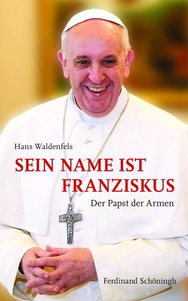 Seine Selbstvorstellung als Bischof von Rom, seine Bitte um den Segen und das Gebet des Volkes vor der Spendung seines eigenen Segens, sein Verzicht auf die päpstlichen Gemächer, seine Betonung eines einfachen Lebensstils, sein Eintreten für »eine arme Kirche der Armen«. All das fand Ausdruck in der Wahl seines Namens »Franziskus«.Franziskus,Papst ist ein Mann des Konzils, der als solcher zunächst selbst Mitglied des Volkes Gottes ist. Bei allen Verwundungen, unter denen die Kirche heute leidet, betont er aufs Neue die Verantwortung der Laien, den Aufbau der Kirche »ganz von unten«, den Auftrag hinauszugehen an die Ränder der Welt und der menschlichen Gesellschaft bis hin zu den Ärmsten-und dies nicht nur im materiellen, sondern auch im spirituellen Sinn.Die Wahl des Namens des Heiligen Franziskus aus Assisi wird tatsächlich zum Programm und führt damit zu einer Erneuerung der Kirche. Hinzu kommt, dass erstmals ein Lateinamerikaner und Jesuit auf den Stuhl Petri gewählt wurde und zuvor kaum auffällig in Erscheinung getreten war.Die Kirche wird wesentlich dadurch überleben, dass sie sich bemüht, die Gestalt einer Nachfolgegemeinschaft Jesu anzunehmen. Dazu ruft die Lebensgestalt des ersten Papstes von der anderen Seite der Welt auf-des Papstes, der sich »Franziskus« nennt.