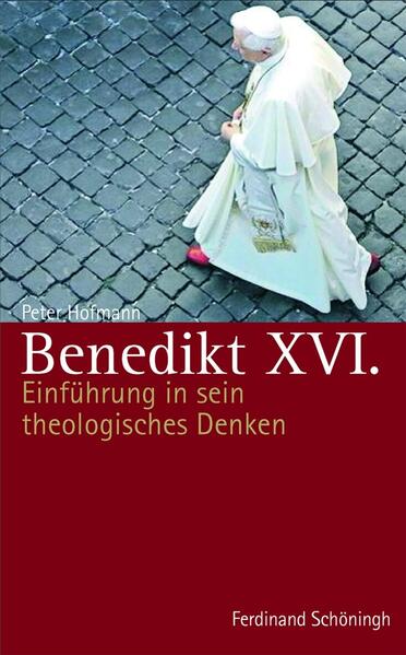 Wer Joseph Ratzinger/Benedikt XVI. ist und was er theologisch vertritt, meinen viele zu wissen. Oft überlagern Klischees die Kenntnis von Texten und Kontexten. Wie komplex seine Positionen tatsächlich sind, wie sie sich im theologischen Diskurs entfalten und doch eine 'systematische' Einheit darstellen, ist aber noch zu entdecken. Diese Monographie will eine grundlegende Hilfe dazu geben, den 'Mozart der Theologie' im Zusammenhang zu lesen und zu verstehen. Ist die theologische Leitlinie Ratzingers konstant geblieben oder hat sie sich mit verändert mit den unterschiedlichen Rollen, die er als Professor, Bischof, Kardinal, Präfekt der Glaubenskongregation wahrgenommen hat und nun als Papst wahrnimmt? Diese grundlegende und umfassende Einführung folgt den leitenden Begriffen Ratzingers (Tradition, Amt, Liturgie und Schrift). Sie geht aber zugleich den Stationen dieses außergewöhnlichen kirchlichen Lebens nach. Sein Denken rührt seit nunmehr fast sechzig Jahren an fast jede theologische Fachdiskussion, ob es nun um die Fragen des Ansatzes und der verhandelten Sachen oder um die jeweiligen Gesprächspartner geht. Die Texte Ratzingers/Benedikts lassen sich nur in diesen Kontexten erschließen und angemessen verstehen. Sein theologisches Lebenswerk ist in seinem vollen Ausmaß noch kaum bekannt und zudem nicht abgeschlossen. Es repräsentiert einerseits ein markantes Stück Theologiegeschichte, bietet aber andererseits auch einen aktuellen und brisanten Beitrag zur gegenwärtigen Theologie. Dies gilt für den Theologen Ratzinger, dessen mehrteiliges Buch 'Jesus von Nazareth' als eine Summe seiner Theologie noch im Erscheinen ist und offenbar einen Nerv des Diskurses trifft. Dies gilt noch mehr für den Papst Benedikt: Was ist von ihm als oberster Lehrer der katholischen Kirche zu erwarten, was hat er bis jetzt wirklich gesagt? Wenn sie in ihren Zusammenhängen verstanden wird, kann eine sachliche Auseinandersetzung auf die üblichen Klischees verzichten. Stattdessen ist ein Theologe von außergewöhnlichem Format zu entdecken, der innerhalb und außerhalb der Kirche, für Theologen und Nicht-Theologen ein gewichtiges Wort zu sagen hat. Zu einer solchen Entdeckung und zu einem solchen Gespräch will dieses Buch einen Beitrag leisten.