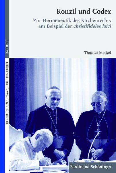 Ist das Konzil Verständnis- und Auslegungshorizont für den Codex oder umgekehrt? Diese Arbeit widmet sich zunächst grundsätzlich dem Verhältnis von Konzil und Codex, das für die Hermeneutik und die Methodik der Kirchenrechtswissenschaft von immenser Bedeutung ist. Nicht selten hört man in der kirchlichen Praxis, dass die Gläubigen nicht mehr versorgt und angesichts der Überlastung vieler Pfarrer Aufgaben an Laien delegiert werden. Hinter solchen Vorstellungen verbirgt sich häufig ein noch an der Katholischen Aktion des 19. und frühen 20. Jahrhunderts orientiertes Verständnis des Laienapostolats. Dies zeigt, dass die Erneuerung des Laienapostolats durch das Zweite Vatikanische Konzil und die erneuerte Rechtsordnung der Kirche in Teilen nicht bzw. noch nicht rezipiert wurden. Ist der Laie mehr als nur ein Nichtkleriker? Lässt sich der Begriff des Laien in der Kirche auch positiv füllen? Vor dem Hintergrund der Verhältnisbestimmung von Konzil und Codex widmet sich die Arbeit der Rechtsstellung der christifideles laici und zeigt, wie auf dem Weg von der Katholischen Aktion zum gemeinsamen Priestertum der Gläubigen der Begriff des Laien in der Kirche ausgehend von der in der Taufe verliehenen Sendung der Gläubigen formuliert und normiert wird.