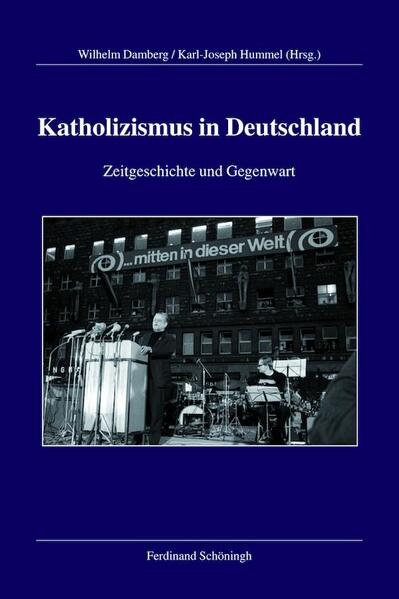 Der deutsche Katholizismus zählt zu den bedeutenden politisch-sozialen Kräften der jüngsten deutschen Geschichte. An der Nahtstelle seines Gestaltwandels-des konziliaren Aufbruchs und des Abschieds vom Milieu-wurde 1962 in München die Kommission für Zeitgeschichte gegründet, um dieses Erbe zu erforschen und seine Bedeutung für die Kultur der Bundesrepublik Deutschland in das allgemeine Bewusst sein zu rücken. Die quellennahe historische Aufarbeitung dieser jüngsten Vergangenheit bietet bis heute in aufgeregten Kontroversen vor allem über die Zeit des Nationalsozialismus ein verlässliches Fundament. Mittlerweile sind die 1960er/70er Jahre selbst zum Gegenstand zeitgeschichtlicher Katholizismusforschung geworden. Die seitdem stark gewandelten gesellschaftlichen, religiösen und kirchlichen Verhältnisse haben die Rahmenbedingungen und den deutschen Katholizismus selbst grundlegend verändert. Der Band vereinigt Beiträge, in denen namhafte Historiker, Theologen, Soziologen und Politikwissenschaftler anlässlich des 50jährigen Bestehens der Kommission für Zeitgeschichte die Zusammenhänge von Zeitgeschichte und Gegenwart des Katholizismus aus unterschiedlichen Perspektiven beleuchten. Er bietet einen markanten Ausgangspunkt für die künftige Erforschung des Katholizismus in Deutschland.