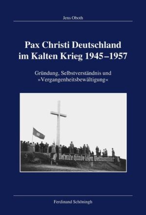 Die Annäherung zwischen Frankreich und Deutschland zählte nach zwei verheerenden Weltkriegen zu den Voraussetzungen für ein versöhntes Europa. Die von Frankreich und katholischen Résistance-Kämpfern ausgehende Friedensbewegung Pax Christi leistete dazu einen historisch bedeutsamen Beitrag. Wie ihr deutscher Zweig auf die ihr aus Frankreich gereichte Hand zur Versöhnung reagierte, ist Gegenstand des Buches. Es beschreibt, wie nach Kriegsende zunächst Einzelpersonen und Gruppierungen den Pax- Christi-Gedanken aufgriffen und engagiert vorantrieben. Sie wurden dabei nicht nur vom Kampf für Frieden, transnationale Versöhnung und die moralische Rehabilitierung Deutschlands getragen, sondern auch von der Idee für eine umfassende geistige Erneuerung Europas. Vom missionarischen Geist der Katholischen Aktion beseelt, bemühten sich Laien darum, im Zusammenspiel mit Vertretern der kirchlichen Hierarchie ein tragfähiges organisatorisches Gefüge aufzubauen und durch geistliche Aktivitäten auch auf politische Entscheidungsprozesse einzuwirken. In der Frühphase des Kalten Krieges waren diese Bemühungen keineswegs spannungsfrei. Die ständige Opposition zum politischen Kurs der Regierung Adenauer, etwa in Fragen der NS-Prozesse, der Entnazifizierungsverfahren oder der Wiederbewaffnung, erschwerte eine breite gesellschaftliche Verortung. Zudem entbrannten Konflikte mit den Bischöfen um die politische sowie die pazifistische Ausrichtung der Bewegung. Hatten in den ersten Jahren die deutschen Kriegsgefangenen und die Integration der Ostvertriebenen im Mittelpunkt des Interesses gestanden, richtete sich der Blick der deutschen Pax-Christi-Aktivisten Mitte der 1950er Jahre vermehrt auf die Opfer des Dritten Reiches. Symbolorte des NS-Terrors wie z.B. Oradour-sur-Glane setzten bei ihnen einen Lernprozess in Gang, der Pax Christi zu einer Vorreiterin späterer transnationaler Versöhnungsinitiativen mit NS-Opfern machte. Der Autor beschreibt erstmals die facettenreiche Gründungsgeschichte des deutschen Zweigs der Pax-Christi-Bewegung. Ein bislang kaum bekanntes Kapitel in der Kulturgeschichte der deutsch-französischen Beziehungen nach 1945 wird dadurch gründlich aufgearbeitet.