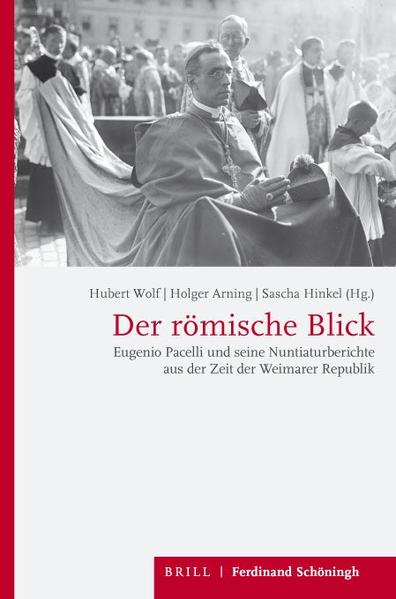 In den turbulenten Jahren von 1917 bis 1929 berichtete Eugenio Pacelli, der spätere Papst Pius XII., fast täglich als Nuntius aus Deutschland: über Revolutionen und Goldene Zwanziger, Kirche und Politik, Kommunisten, Nationalsozialisten und Katholiken.Pacelli agierte für einen Nuntius oft sehr eigenständig, aber sein Blick auf Deutschland blieb durch römische Vorgaben geprägt. Er war Oberaufseher der deutschen Kirche und Gesandter des Papstes bei der deutschen Regierung in einer Person. In Deutschland machte er Erfahrungen, die sein Handeln als Papst entscheidend prägen sollten. Seine Berichte, die Weisungen aus Rom nebst Anlagen-insgesamt mehr als 20.000 Dokumente aus den vatikanischen Archiven-liegen unter www.pacelli-edition.de jetzt vollständig online ediert vor. Die Fallstudien in diesem Band deuten ihr Potenzial für die Forschung an.