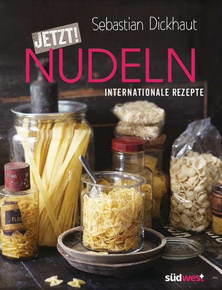 JETZT! Die neue Kochbuch-Generation Alle lieben Nudeln: Die Italiener ihre Pasta asciutta, die Indonesier ihr Bami goreng, die Japaner ihre Ramen, die Bayern ihre Kässpatzen. Und ganz viele lieben das alles zusammen. Deswegen ist Nudeln kochen immer eine gute Tat, überall und zu jeder Zeit. Und mit diesem Buch helfen wir, Gutes zu tun - mit über 100 Rezepten für Spaghetti, Spätzle oder japanische Soba-Nudeln. Natürlich sind die Klassiker der Pasta-Küche ebenso dabei wie die beliebtesten Nudelgerichte Asiens - authentische Haus- und Lieblingsrezepte, die sich alle gut bei uns machen lassen. Das innovative Konzept bietet für jedes Rezept eine Kurzversion für den geübten Koch - so wie die Freundin, die man fragt: "Mensch, wie haste denn das gemacht?" - und eine Langversion für Anfängerköche.