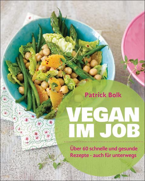 Vegan to go Sich vegan zu ernähren muss nicht kompliziert sein! Vor allem wer stark im Berufsleben eingebunden ist und gleichzeitig versucht, vegan und gesund zu leben, der hat es scheinbar nicht leicht - dieses Buch beweist das Gegenteil! "Vegan im Job" zeigt, dass sich mit ein wenig Vorbereitung ein gesundes Frühstück genau so schnell zubereiten lässt wie ein ausgewogenes Mittagessen "to go" oder ein paar Energieriegel für den kleinen Hunger zwischendurch. Und auch am Abend kann man sich ganz flott ein Abendessen auf den Teller zaubern. Statt sich also auf die Schnelle mit fett-, zucker- und kohlenhydratreichem Fastfood zu versorgen, bietet dieses Buch köstliches veganes und gesundes Essen ohne Riesenaufwand, viele Rezeptideen zum Mitnehmen, Tricks zur geschickten Vorratshaltung sowie einen Wochenplaner für stressfreie Kochwochen. Ausstattung: ca. 50 Farbfotos