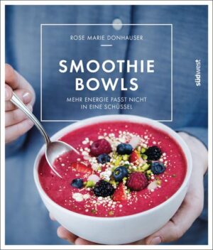 Der neue Powersnack Sie werden von einem Smoothie nie satt, egal wie gut er schmeckt? Dann gibt es für Sie jetzt eine gesunde und leckere Alternative, um voller Energie durch den Tag zu kommen: Smoothie-Bowls. Dafür werden cremige Smoothies aufgepeppt mit allem, was in eine Schüssel passt: Obst, Nüsse, Samen, Superfoods oder Granola, nicht zu vergessen die Toppings. So entsteht ein schmackhafter Powersnack, der sich nicht nur bestens als Frühstück eignet, sondern der auch mal ein Mittagessen ersetzen oder über das Nachmittagstief hinweghelfen kann. Damit Sie gleich loslöffeln und genießen können, finden Sie in diesem Buch über 50 abwechslungsreiche Rezepte plus die wichtigsten Infos rund um Zutaten und Zubereitung.