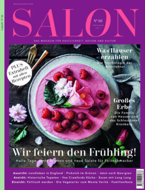 Auf in den Frühling Salon - das Magazin für Gastlichkeit, Design und Kultur Im Frühjahresheft 2017 wird alles auf Anfang gesetzt - helle Tage, freier Sinn: Jetzt blüht das Leben wieder auf. Viel Spaß im Frühling mit frischer Küche, schönen Blumen und ganz viel Leichtigkeit. Es gibt 25 Tipps für ein gelungenes Familienfest, 12 einfache Rezepte zum Brotbacken, wir erfahren von Niklas Maak, was Häuser über ihre Bewohner verraten und alles über die Familie von Hessen und das Schlosshotel Kronberg. Außerdem: Aussicht: Landleben in England/Picknick/Tapeten/Schmuck. Weitsicht: Die ersten Vegetarier/Neues Georgien. Einsicht: Politisch werden/Ilse Crawfords Küche/Essen mit Lang Lang.