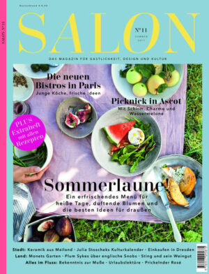 Sommerlaune! SALON – Das Magazin für Gastlichkeit, Design und Kultur Das Thema Einladen ist das Herzstück von SALON. Es spiegelt nicht nur Werte wie Herkunft, Gemeinschaft und Lebensfreude wieder, sondern ist auch der Ausgangspunkt für alle weiteren Inhalte wie Interior, Dekoration, Kultur und Reisen. Speziell in diesem Heft zur Sommerlaune: ein erfrischendes Menü für heiße Tage, duftende Blumen und die besten Ideen für draußen mit dem Extraheft mit allen Rezepte. Eine Reise durch die neuen Bistros in Paris oder zum Picknick nach Ascot.