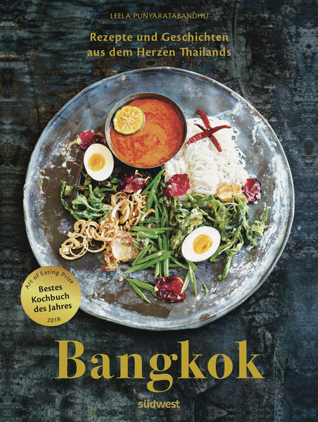 Das Thai-Kochbuch für Food-Enthusiasten Dieses wunderschöne und zutiefst persönliche Buch ist eine Ode an Bangkok, dem Top-Food-Reiseziel der Welt. Es wurde mit dem »Art of eating Prize« als das beste Kochbuch des Jahres 2018 ausgezeichnet. 120 authentische Gerichte spiegeln die Vielfalt der gesunden Aromenküche Thailands - von traditionellen Familienrezepten über Klassiker der besten Restaurants, köstlichem Streetfood bis hin zu modernen Kreationen internationaler Spitzenköche. Der Autorin gelingt es, die komplexe Küche ihrer Heimat mit ihrer unvergleichlichen Geschmacksvielfalt so genial zu vermitteln, wie nie zuvor. Alle Rezepte sind logisch nachvollziehbar aufbereitet und praktische Alternativen für spezielle Zutaten ermöglichen die problemlose Zubereitung. Die thailändische Küche ist heute beliebter als je zuvor. Dieses Buch beschreibt sie so authentisch wie kein anderes! Die außergewöhnliche Food- und Location-Fotografie macht das Buch zu einem Muss für jeden, der von Thailand und seiner Hauptstadt fasziniert ist. Ausstattung: ca. 160 Farbfotografien