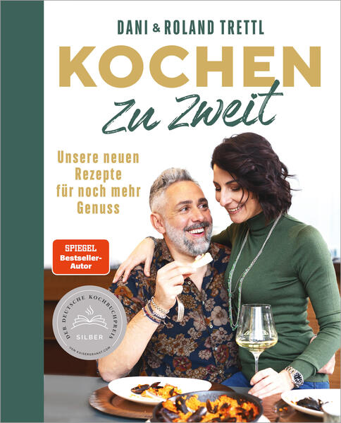 Der Erfolg geht weiter! Daniela und Roland Trettl haben es wieder getan! Sie haben neue Kochrezepte geschrieben, ausprobiert und gemeinsam genossen. Sie präsentieren hier nach ihrem ersten gemeinsamen Kochbuch jetzt in einem zweiten Band weitere Lieblingsrezepte aus der alpenländischen und mediterranen Küche. Die gemeinsamen Kochaktionen des Ehepaars Trettl auf Instagram und Facebook sind Kult und vielfach kommentiert. Dani und Roland wissen daher, welche Rezepte besonders gut ankommen und welche Extratipps sich die Zuschauer*innen wünschen. Zu jedem der persönlichen Trettl-Lieblingsrezepte gibt es eine exakte Zutatenliste, leicht verständliche Steps zur Zubereitung und wie schon im ersten Band einen QR-Code zum passenden Kochvideo. Wer nach Band 1 noch nicht genug hat von den köstlichen Trettl-Rezepten, ist hier goldrichtig. Und wer Band 1 noch nicht hat, findet auch dort fantastische Rezepte für den gemeinsamen Genuss. Ausstattung: circa 130 farbige Abbildungen