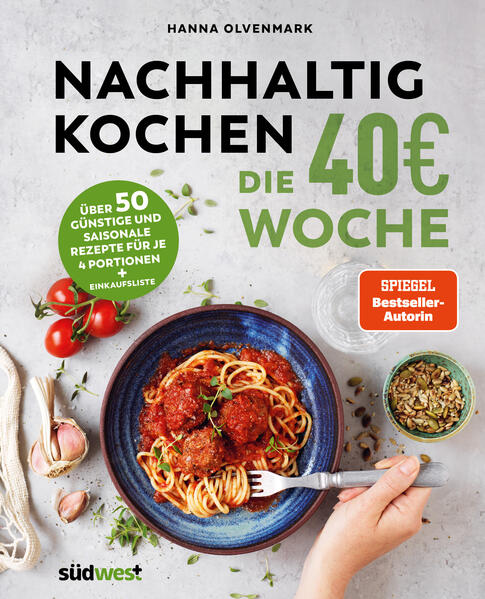 Klimafreundlich, gesund und lecker durch die Woche - und das für unter 40€! Ernährungsberaterin und Food-Bloggerin Hanna Olvenmark ist zurück und knüpft direkt an den Erfolg des Bestsellers Nachhaltig Kochen unter 1€ an. Der Kniff dieses Mal: nicht nur sind alle Rezepte klimafreundlich gestaltet, der Wocheneinkauf für alle Mahlzeiten in einem 4-Personen-Haushalt bleibt sogar bei unter 40€! Wie das geht? Ganz einfach: indem man saisonale und lokale Zutaten verwendet. Ob die Möhren-Linsensuppe im März, die Sommerpasta mit Zucchini-Tomatensauce im Juli oder die Kürbispizza mit Rotkohl und Orangencreme im Dezember - Für jeden Monat gibt es passende, einfach zu kochende Rezepte, mit denen man günstig, nachhaltig und vor allem lecker durch die Woche kommt. Das schmeckt nicht nur dir, sondern auch der Umwelt!