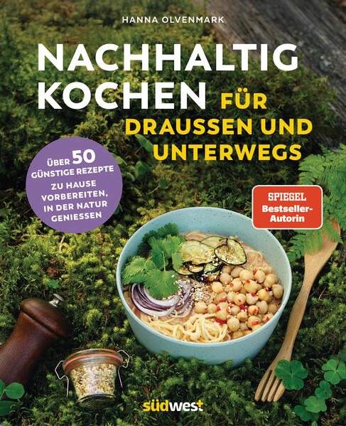 Klimafreundlich und günstig kochen und in der Natur genießen Wer an Essen im Freien denkt, denkt wohl als erstes an den Außenbereich im Restaurant, vielleicht auch an ein Straßencafé oder an Grillen im Garten. Doch tolles Essen kann man auch in der Natur genießen! Ob alleine oder mit Freunden, beim Wandern oder für Ausflüge: In ihrem dritten Kochbuch hat die bekannte Spiegel-Bestsellerautorin Hanna Olvenmark über 50 neue preiswerte und klimafreundliche Rezepte entwickelt, die man ganz einfach zuhause vorkochen und in den Rucksack packen oder direkt unterwegs zubereiten kann. So gibt es dieses Mal ein cremiges rotes Curry, knusprige Quesadillas, Nudelsalat mit Paprikapesto, Eintöpfe und herzhafte Crêpes. Und zum Nachtisch? Natürlich Eis - und zwar in der Thermoskanne! Wie immer sind alle Mahlzeiten natürlich klimaberechnet und kostengünstig. (PS: Natürlich eignen sich alle Rezepte auch ideal zum Mitnehmen in die Schule, die Uni oder die Arbeit!) Über 50 neue, günstige und nachhaltige Rezepte der Bestsellerautorin Hanna Olvenmark Zuhause vorbereiten, draußen genießen - ideal für Ausflüge, für Picknicks mit Freunden oder Familie Mit abwechslungsreichen Tipps für Unternehmungen zu jeder Jahreszeit + praktischen Packlisten