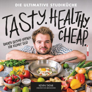 Kleiner Aufwand, großer Geschmack! Tasty. Healthy. Cheap. ist vollgepackt mit inspirierenden und abwechslungsreichen Ideen für jede Mahlzeit und das, ohne viel Geld für den Einkauf ausgeben zu müssen. Egal ob gesunde Bananenpfannkuchen zum Frühstück, einen herzhaften Kichererbsen-Wrap für unterwegs, ein cremiges Butter Chicken zum Abendessen oder einen traumhaft zimtigen Apfel-Crumble als Dessert: der Social-Media-Star Kevin Tatar präsentiert in diesem Buch köstliche und simple Rezepte zum kleinen Preis. Mit Erklärungen zu den wichtigsten Kochtechniken und vielen praktischen Tipps gelingt jedes Rezept gleich beim ersten Mal und ist damit perfekt für Anfänger*innen. Spare Geld und gewinne an Selbstvertrauen in der Küche mit gesunden Rezepten voller aromatischer Zutaten. Günstig einkaufen, gesund kochen, garantiert genießen Über 50 abwechslungsreiche Rezepte mit detaillierten Erklärungen - perfekt für Student*innen und Koch-Anfänger*innen Ausstattung: 118 farbige Fotografien