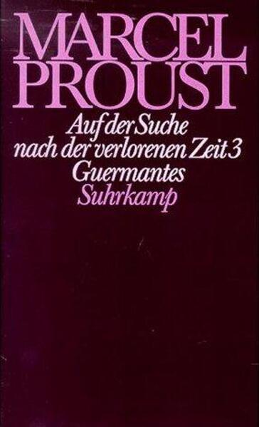 "Was Proust mit dem ursprünglich für den ersten Teil seines Romans vorgesehenen Titel, »Le temps perdu«, meinte, erfahrt der Leser in Le côté de Guermantes weit deutlicher als in den beiden vorangehenden Bänden der Recherche. Er folgt den Wegen und Irrwegen des schwärmerisch verliebten und gesellschaftlich ambitiösen Romanhelden durch die Salons des Faubourg Saint-Germain und spürt sozusagen am eigenen Leib, daß es sich um vertane, vertrödelte Zeit handelt. Finden Leser aber sind diese unnützen Jahre nicht verloren, bilden sie doch die eigentliche Substanz von Prousts Roman: raffinierte Schilderungen der mondänen Welt