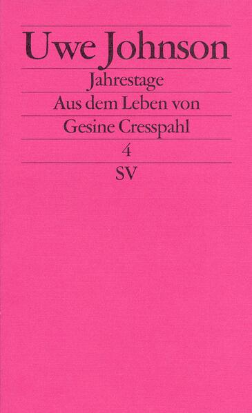 »Immer deutlicher zeichnet sich ja ab, daß Johnson - der Autor der Jahrestage-Tetralogie - neben, wenn nicht vor Grass und Böll als umfassender, hellsichtiger, unbestechlicher Chronist des gesamtdeutschen Schicksals begriffen werden muß. Als Schriftsteller von weltliterarischem Rang« - so urteilte Joachim Kaiser in der Süddeutschen Zeitung im Jahr 1992.In dem Kulminationspunkt seines Schaffens, in den Jahrestagen, erzählt der »Genosse Schriftsteller«, beginnend mit dem 20.August 1967, in tagtäglichen Eintragungen bis zum 20. August 1968das Leben von Gesine Cresspahl und ihrer zehn Jahre alten Tochter Marie. Beide leben nun in New York. Von dem Leben in dieser amerikanischen Großstadt berichten die Jahrestage, und zugleich erzählt Gesine ihrer Tochter, »für wenn ich tot bin«, die Geschichte der Familie Cresspahl, so wie diese lebte im Mecklenburg der dreißiger Jahre, während der Herrschaft der Nationalsozialisten, in der sich anschließenden sowjetischen Besatzungszone und den ersten Jahren der DDR. Um »Jahrestage« handelt es sich also in der zweifachen Bedeutung des Wortes. Erzählt werden die einzelnen Tage in einem Jahr, das mit der Invasion der Truppen des Warschauer Paktes in die CSSR endet, und zugleich besondere, erinnerungswerte Tage im Erleben der heranwachsenden Mecklenburgerin. Das Besondere der Erzählweise Johnsons besteht nicht nur in dem lebhaften Panorama New Yorks und der Nachzeichnung der Einflüsse der unterschiedlichsten Gesellschaftssysteme auf den einzelnen, sondern auch in der humor- und liebevollen Weise, in der Uwe Johnson uns seine Gestalten vor Augen führt.