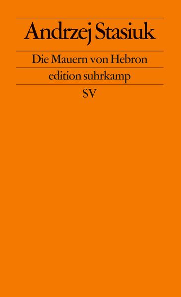 »Aus Langweile kaufte ich mir ein Heft und einen Kugelschreiber, setzte mich eines Abends hin und schrieb, wie mir Opa Jarema geraten hatte, ein Buch über das Gefängnis. Zwei Wochen habe ich dafür gebraucht. So lange wie die Arbeit in der Zuckerfabrik. Ich hatte keine Ahnung, daß es so leicht ist, ein Buch zu schreiben.« Stasiuks legendäres Debüt, seit 1992 in Polen immmer wieder aufgelegt, verstört und fasziniert die Leser bis heute. Die gewalttätige Realität des Gefängnisalltags verlangt dem Autor jene Kraft zur poetischen Überschreitung ab, für die sein späteres Werk bewundert wird. In keinem anderen Text Stasiuks ist der Blick auf die Wirklichkeit so schamlos und gnadenlos. Dem Untergrundverleger war das »Buch eine Spur zu knastig für diese Zeiten«. Heute bildet es das Fundament seines Werkes. Denn die rauschhafte Schönheit in der Welt hinter Dukla hätte sich ohne die existentielle Schwärze der Mauern von Hebron womöglich nie gezeigt.