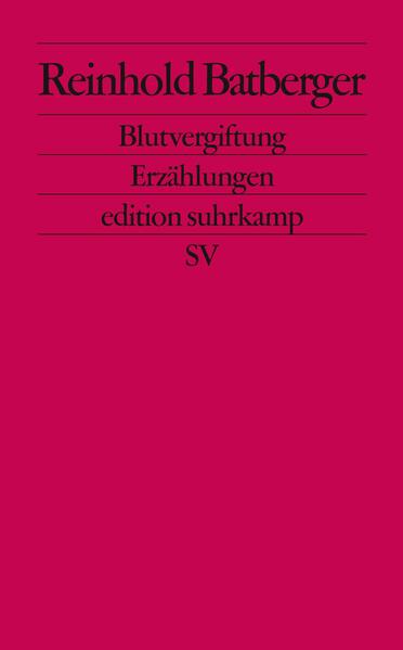 Blutvergiftung, der neue Prosaband von Reinhold Batberger, versammelt zwölf Erzählungen, die auf untergründige Weise miteinander verbunden sind. Wie funktioniert das? Der Autor Batberger hält allerdings seine Fäden in der Hand, und wir machen sehr merkwürdige Ausflüge in die Welt der Literatur, die wir schon in seinen Romanen "Auge", "Beo", "Skalp" kennengelernt haben. Mit verstörender Genauigkeit gruppieren sich die Erzählungen um diese Trias. Trotzdem kann jede Erzählung für sich gelesen werden. Batbergers Erzählungen sind diesseits des Alptraums angesiedelt, der mit dem Ende nichts mehr zu tun hat: Zwielichtige Gestalten streiten sich über die Entstehung der Welt, die Geschichte des Geistes und den Fortpflanzungstrieb von Kakerlaken. Andere treten in einem unsichtbaren Varieté auf, sind auf der Suche nach einem passenden Getränk für De Gaulle, finden einen Dichter, der sich gerade umgebracht hat, leiden an einer Blutvergiftung, die offenbar zum Engagement als Clown befähigt, haben deutsche Städte bombardiert, verkaufen ihre Augen, stellen einer Herrin nervtötende Fragen und führen für ihren Wohltäter Krieg. Es gibt ehemalige Geliebte und eine Frau, die ihren Liebhaber schmackhaft zubereiten kann. Alles findet in unserer Welt statt und ist so real, daß deren Betrachtung mitunter weh tut. Das Schriftstellermesser schneidet, von einem geheimen Mechanismus angetrieben, an wechselnden Stellen, und wir blicken aus immer anderen Perspektiven ins Körperinnere. Auch dort entstehen Verwundungen, aus verschiedensten Gründen. Die Verwundungen heilen nicht. Die Schäden, von allen möglichen Instanzen verursacht, sind als Bilder unserer Existenz sinnlos in die Haut, in die Körper, in die Seelen tätowiert.