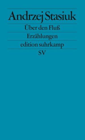 Andrzej Stasiuks Zyklus von zwölf aufeinander bezogenen Geschichten beginnt mit drei wunderbaren Skizzen aus der Kindheit. Es sind kleine Prozessionen, nicht sehr feierlich, aber voll andächtigen Staunens: ein Gang in die Kirche, in die Bibliothek, in den Religionsunterricht. Erste Erkundungen des Magischen und Erotischen, in einer unberührten, von Geheimnissen erfüllten Sphäre, in der die Verlockungen, nicht die Katastrophen der Liebe schon zu ahnen sind. Die Erzählungen dieses 1996 erstmals erschienenen Buches lesen sich wie Kapitel eines Entwicklungsromans, und die von Schatten gefleckte Straße aus der Schulzeit führt direkt in die Landschaften der achtziger und neunziger Jahre. Dort geschieht nicht viel. Nur daß ein paar junge Leute unentwegt auf der Grenze zwischen Leben und Tod balancieren. Stasiuks poetische Meßinstrumente zeichnen den Grad ihrer Verlassenheit und die Intensität ihres Begehrens auf. Die Kraft der Bilder, der verwegene Schritt Richtung Transzendenz verwandelt den traurigen Traum dieser Jugend in große Literatur.