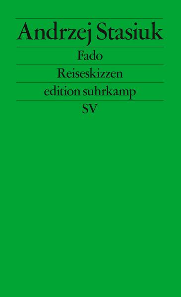 Während seiner Fahrten durch Albanien hört Stasiuk den Fado. Melancholie und sanfter Trotz dieser Musik sind auch den 24 kurzen erzählerischen Meditationen eigen, die thematisch wie geographisch einen weiten Bogen schlagen: von Südpolen bis Montenegro, vom Blick durchs Vergrößerungsglas auf eine alte Karte, die bosnische Dörfer verzeichnet, bis zu den Reflexionen über die neue Mobilität als Flucht aus der eigenen Geschichte, dem eigenen Leben. »Gibt es eine bessere Metapher für die Reise als eine brüchige Landkarte? Gibt es eine noblere Art der Reise als die auf den Spuren eines Schriftstellers, dessen Bücher man bewundert? So eine Reise ist eine Pilgerfahrt. Und die Pilgerfahrt ist ja nichts anderes als die ältere Schwester der Reise als solcher. Reisen heißt leben. Jedenfalls doppelt, dreifach, mehrfach leben.«