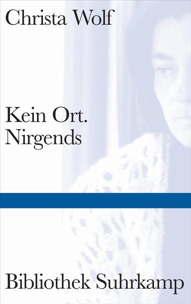 Im Juni 1804 sind Karoline von Günderrode und Heinrich von Kleist zu einer Teegesellschaft in Winkel am Rhein eingeladen - eine fiktive Begegnung: Christa Wolf lässt die empfindsamen Dichter, beides Außenseiter, aufeinandertreffen, lässt sie nachdenken über fehlende Freiräume, über das nicht lebbare Leben und zeigt die Parallelen zu ihrer eigenen Gegenwart. 1979 erschienen, bringt das Buch uns zwei Menschen nahe, die an dem System, in dem sie stecken, zu verzweifeln drohen und die doch wissen: »Wenn wir zu hoffen aufhören, kommt, was wir befürchten, bestimmt.« Längst ist der Titel dieses modernen Klassikers zum geflügelten Wort geworden: In ›Kein Ort. Nirgends‹ erzählt Christa Wolf vom Lebensgefühl derjenigen, die mit dem Rücken zur Wand stehen, und entwirft gleichzeitig die Vision eines Daseins, in dem die Grenzen zwischen den Einzelnen, den Geschlechtern, zwischen Realität und Utopie überschritten sind.