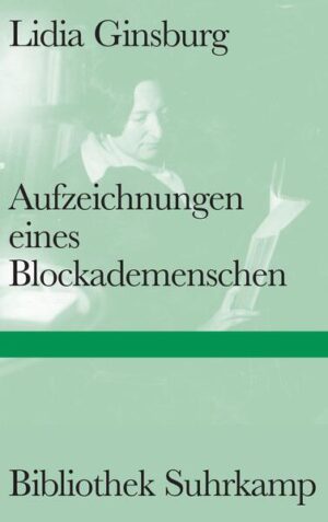 900 Tage war Leningrad von der deutschen Wehrmacht eingeschlossen, bevor die Rote Armee am 27. Januar 1944 den Belagerungsring sprengte. Mehr als eine Million Bürger kamen in der Stadt um - ein Kriegsverbrechen, das noch immer nicht Teil der deutschen Erinnerungskultur geworden ist. Anders als viele Künstler und Intellektuelle, die sich evakuieren ließen, harrte Lidia Ginsburg in Hunger und Kälte aus, weil sie ihre alte Mutter nicht allein lassen wollte. Erst Jahrzehnte später veröffentlichte sie ihre Aufzeichnungen eines Blockademenschen ? ein Bericht, der weniger an ein Tagebuch als an die Arbeitsskizzen eines Verhaltensforschers denken lässt. Was ist ein Blockademensch? Es ist jemand, der langsam und in vollem Bewusstsein an Hunger und Kälte zugrunde geht: nicht im Lager, sondern in der Stadt, unter Arbeitskollegen, im Kreis der Familie, in den Wohnungen, wo »die Menschen wie erfrierende Polarforscher um ihr Leben kämpfen«. Wie der verhungernde Mensch seinen fremd werdenden Körper als sterbende Materie erlebt, wie er im Kreis zu rennen beginnt, wie seine Gereiztheit in Grobheit gegen seine Nächsten umschlägt, wie ihn die eigene Niedertracht quält und reut ? das alles beschreibt Ginsburg mit einer Scharfsicht, die an Simone Weils logische Untersuchungen des Schmerzes erinnert. 2006 tauchte im Nachlass ? eine Sensation ? die »Erzählung von Mitleid und Grausamkeit« auf. Ein Text, der als narrativer Kern der »Aufzeichnungen« gelten kann. Nach den Lektüre-Erfahrungen mit Schalamow und Agamben liest man das Buch heute als ein weiteres Lehrstück in negativer Anthropologie.