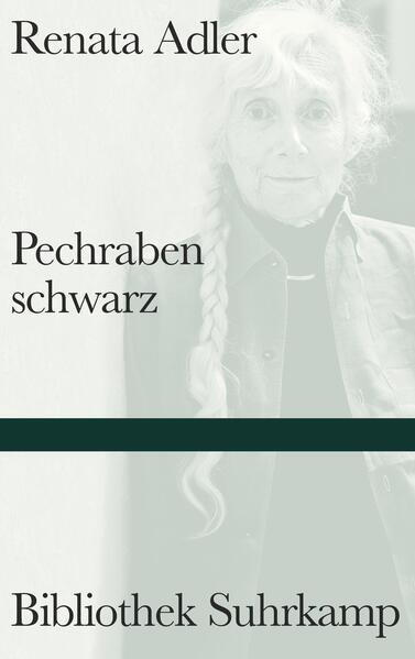 In Pechrabenschwarz erzählt Renata Adler mit kühner Raffinesse von Kate und ihrem Wagnis, sie selbst zu sein. Denn Kate befindet sich in einer Beziehung zu einem verheirateten Mann. Und die Widersprüchlichkeiten häufen sich, im Kopf und anderswo, bis sie die junge Frau zur Flucht aus New York treiben, mitten in die pechrabenschwarze Nacht im irischen Nirgendwo … Renata Adlers Sound - im selben Moment nüchtern und sublim - ist unverkennbar. Dieser Sound machte ihren von der deutschen Kritik gefeierten Erstling Rennboot zu der Wiederentdeckung der letzten Jahre und Adler zu einem brandneuen Klassiker.