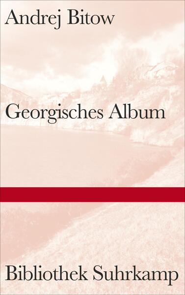 »Jenseits des Puschkin-Passes, wo die biblische Landschaft Armeniens allmählich dem warmen und feuchten Lebensatem Georgiens weicht und alles so stetig und zielstrebig anders wird, bogen wir von der Landstraße ab und tauchten ins herandrängende Grün.« Die Fahrt durch eine Schlucht, über eine löchrige Brücke, die den Blick auf ein Autogerippe tief unten im gischtenden Wasser freigibt, gleicht einem Augenrausch. Als hätte der Mensch die Welt soeben zum ersten Mal betreten. Das Ziel der Reise ist die Ankunft in der Gegenwart, »im Echten«, dort, wo man im Fremden ganz bei sich ist. Bitow erhebt die Fernsicht zum poetischen Prinzip. »In Georgien schrieb ich über Rußland, in Rußland über Georgien. Warum mußte ich mich im Dorf Golusino bei Kostroma oder in Golizyn bei Moskau von Tifliser Visionen bedrängen lassen, um dann, als ich endlich in Tiflis war, über den Leningrader Zoo zu schreiben!« Was ihm im Süden wie eine Gnade zuteil wird - die Fülle des Lebens -, das kann er im russischen Norden, in der Stadt, nur im Wachtraum, im Bewußtseinsdämmer heraufbeschwören. Die Reisebilder und autobiographisch gefärbten Erzählungen im Georgischen Album gehören zu Bitows stärksten Prosastücken: Erinnerungsblätter, die nicht nur den Landschaften des »russischen Italien«, sondern auch den geliebten Orten und Menschen seiner Heimatstadt Petersburg gewidmet sind.