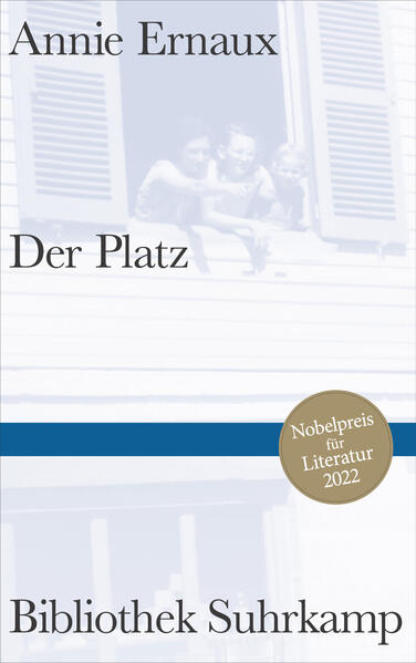 Nobelpreis für Literatur 2022 Annie Ernaux schreibt die objektive Biographie ihres Vaters. Dabei wird sie zur genauen Beobachterin der Verhältnisse, aus denen sie stammt. Das Erscheinen von Der Platz 1983 markiert einen Einschnitt in der französischen Literatur - diese neuartige Form der Selbstbetrachtung ist der Glutkern der Autofiktion. Ihr Vater stirbt, und Annie Ernaux nimmt das zum Anlass, sein Leben zu erzählen: Um die Jahrhundertwende geboren, musste er früh von der Schule abgehen, war zunächst Bauer, dann, bis zum Todesjahr 1967, Besitzer eines kleinen Lebensmittelladens in der Normandie, die körperliche Arbeit ließ ihn hart werden gegen seine Familie. Das Leben des Vaters ist auch die Geschichte vom gesellschaftlichen Aufstieg der Eltern und der gleichzeitigen Angst, wieder in die Unterschicht abzurutschen, von der Gefahr, nicht zu bestehen. Dass seine Tochter eine höhere Schule besucht, macht ihn stolz, trotzdem entfernen sich beide voneinander. Und so ist die Erzählung der Tochter auch die eines Verrats: An ihren Eltern, einfachen Menschen, und dem Milieu, in dem sie aufgewachsen ist - gespalten zwischen Zuneigung und Scham, zwischen Zugehörigkeit und Entfremdung.