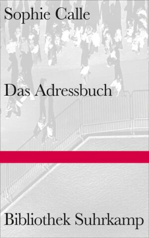 Sophie Calle findet ein Adressbuch und kopiert die Seiten daraus, bevor sie es anonym an den Besitzer, einen gewissen Pierre D., zurückgibt. Dann beginnt sie, zu denen, die in dem Buch verzeichnet sind, Kontakt aufzunehmen, sie trifft sich mit D.s Familie, Freunden, Bekannten, Affären. Mit jeder Begegnung wird Pierre D. plastischer und zugleich undurchdringlicher, Calles Recherche verkompliziert sich zusehends, während sie versucht, die schiere Vielzahl von Details - scheinbar Triviales wie potentiell Aufschlussreiches - zu dem bündigen Porträt eines Unbekannten zu fügen. Und im Lauf ihrer Nachforschungen hat Sophie Calle auch die eigenen Motive, Obsessionen und Ängste zu hinterfragen. Sophie Calle hat diese Begegnungen mit den Menschen aus D.s Adressbuch in Text und Bild dokumentiert, 1983 erschienen diese Dokumentationen einen Monat lang als Serie in der französischen Tageszeitung Libération. Und lösten einen handfesten Skandal aus, der bis heute nachhallt. Was interessiert uns an anderen? Und was verbirgt sich hinter unserem Interesse? Charakterstudie, Bekenntnis, Essay, Konzeptkunst - Sophie Calle unternimmt eine voyeuristische Abenteuerreise durch das Adressbuch eines Fremden und erfindet eine Form, in der Leben und Kunst, Rolle und Identität, Vertrautes und Unbekanntes ineinander zu oszillieren beginnen.