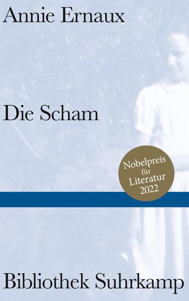 Nobelpreis für Literatur 2022 Juni 1952, die kleine Annie ist 12 Jahre alt. Eines Sonntagnachmittags geschieht etwas Entsetzliches - ohnmächtig muss sie miterleben, wie der Vater die Mutter umzubringen versucht. Nach kurzer Zeit beruhigt sich der Vater, und Annie versucht, den Eklat zu vergessen. Bis sie, nahezu ein halbes Jahrhundert später, auf ein altes Foto stößt, das eine Flut von Erinnerungen auslöst. Aber was genau ist damals geschehen? Und wie ist es dazu gekommen? Je tiefer Annie in dieses entscheidende Jahr eintaucht, umso deutlicher wird ihr die Spannung, in der die Eltern lebten, zwischen dem Wunsch nach sozialem Aufstieg und dem demütigenden Rückfall in die alten Verhältnisse. Und auch Annies Zerrissenheit gewinnt an Kontur, ihr immer wieder schmerzhaftes Bemühen, dem Einfluss einer religiösen Erziehung zu entrinnen und der bohrenden Sehnsucht nach Aufbruch und einem besseren Leben zu folgen. Scham ist das beharrliche Gefühl der eigenen Unwürdigkeit. Annie Ernaux seziert es an sich selbst, indem sie weit zurückschwingt in eine eigentlich unfassbare Episode ihrer Kindheit und in eine Vergangenheit, die nicht vergehen will.