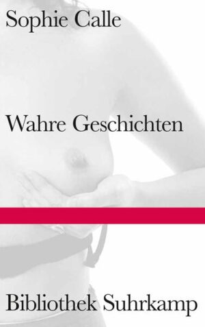 Sophie Calle entblößt sich, bis zur Unkenntlichkeit. In 65 dramatischen, frivolen, zärtlichen und verspielten Episoden erzählt die französische Künstlerin ein ganzes Leben in Fragmenten. Sie erzählt von den Kränkungen der frühen Jahre, von unverständlich wachsenden Brüsten, von kruden Liebesaffären, von ihrer Zeit als Stripperin und Aktmodell, von letzten und allerletzten Dingen. Und jede dieser Episoden beglaubigt sie mit einem ‘authentischen? Erinnerungsstück, mit Fotografien von Brautkleidern, von Liebesbriefchen, von angekokelten Betten, von ausgestopften Katzen. Sophie Calle hat so eine Wunderkammer der Versehrtheiten, Begierden, Erfahrungen, Fantasien geschaffen. Und wie beiläufig die Demarkationslinien zwischen Fiktion und Wirklichkeit verwischt. Kindheit, Liebe, Sex, Tod: Vermittels lakonischer Texte und doppelbödiger Fotografien, in einer hochgradig eigensinnigen Mischung aus Melancholie, Voyeurismus und trockenem Humor erzählt Sophie Calle den Bildungsroman ihres Lebens.