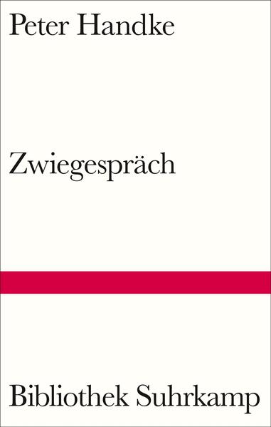 Der eine erinnert sich noch immer an jenen Theaterbesuch als Schulkind: nicht an das Stück, dafür an das Dekor, die Kulisse. Ein Urbild, das er auf seinen Wanderungen durch die Nachbarorte wiedererkennt, in einer Scheune, dem Haus auf dem Friedhof - und in ständiger Erwartung, dass die Türen aufgehen, die Fenster aufspringen, ein Mensch heraustritt. Der andere erinnert sich an seinen Urahn, den Großvater, der am Isonzo und in Galizien in den Schützengräben lag und mit den Tieren auf seine Art umging, die Schlange auf den Rechen spießte und die Hornissen lebendig im hohlen Baum einmauerte. Für ihn ein Spiel wie die sonntägliche Kartenrunde. »Wahr gesagt, alter Freund: Zwei besondere Narren sind wir, ein jeder auf seine Weise.« Mit unvergleichlicher Musikalität lässt Peter Handke zwei Sprecher auftreten. In der Wechselrede, ihrem Dialog, scheinen Bilder und Erinnerungen auf. Dabei im Zentrum: der Großvater, ein Spieler, und die Theaterbühne, ein Spielort. Das Spiel im Spiel? Ein meisterhaftes Zwiegespräch.