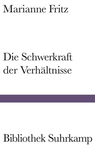 Es ist das Jahr 1945. Eine dumpfe schwere Dunstglocke liegt über der Stadt Donaublau, wo die schwangere Berta die Rückkehr ihres Verlobten von der Front erwartet. Doch statt Rudolf tritt sein Freund Wilhelm ins Zimmer und überbringt Berta die Nachricht von dessen Tod, die sie nur mit einem »So, so« quittiert. Sie heiratet stattdessen den Kriegsheimkehrer, einen »würdigen Repräsentanten seiner Nation«, Chauffeur und »Geh-her-da«, und bekommt mit ihm ein zweites Kind, eifersüchtig beäugt von ihrer Freundin Wilhelmine. Aber das Leben erscheint Berta zunehmend wie ein böser Traum, die Schwerkraft der Verhältnisse zwingt alle zu Boden, besonders die kleinen und ganz kleinen Leute, versehrt und wortarm, bis Berta keinen Ausweg mehr sieht und ihre Kinder im verzweifelten Versuch, sie dem Zugriff der Umwelt zu entziehen, im Schlaf erstickt. Erst in einer psychiatrischen Anstalt findet sie Schutz vor der »Wunde Leben«. »Marianne Fritz war ein Genie«, schrieb Marlene Streeruwitz nach dem Tod der österreichischen Schriftstellerin. In ihrem preisgekrönten Debütroman von 1978 blickt sie voller Mitleid und Humor auf den stillen Lächler Wilhelm, die berechnende Wilhelmine - und auf Berta, eine kleinbürgerliche Medea, die mit leiser, zerstörerischer Kraft gegen die Enge und die zernichtende Gewalt der Nachkriegsordnung aufbegehrt. Ein waghalsiges, virtuoses, bestürzendes Buch.