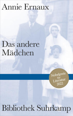 Nobelpreis für Literatur 2022 Ein Sonntag im August 1950, die kleine Annie spielt draußen im Garten, ihre Mutter steht am Zaun und plaudert mit der Nachbarin. Eine folgenreiche Plauderei, denn so erfährt Annie, dass ihre Eltern vor ihrer Geburt bereits eine Tochter hatten, die sechsjährig an Diphtherie gestorben war. Über diese Schwester wird Annie von ihren Eltern niemals wieder ein Wort hören und sie wird ihrerseits niemals nach der Verstorbenen fragen. Doch auch dieses dauerhafte Beschweigen formt eine Geschichte und verleiht der toten Schwester - dem anderen Mädchen - eine Gestalt. Und es prägt Annies Persönlichkeit und Charakter, die Identität der Nachgeborenen. Vier oder fünf Fotografien, das Grabmal, einige wenige Gegenstände, ein paar Murmeln - darüber versucht Annie Ernaux Jahrzehnte später dem Leben ihrer ungekannten Schwester schreibend auf die Spur zu kommen. Annie Ernaux hat einen Brief an ihre Schwester geschrieben, die sie nicht hat kennenlernen können - einen Brief von überwältigender Klarheit und zarter Traurigkeit, über Trennendes und Gemeinsames, über Kindheit und Geschichte und über Schicksalsschläge, die eine Familie auf immer verändern.