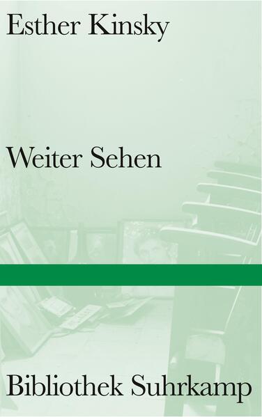 Auf einer Reise durch den Südosten Ungarns macht die Erzählerin in einem fast ausgestorbenen Ort an der Grenze zu Rumänien Station. Resignation und Vergangenheitsglorifizierung beherrschen die Gespräche der Bewohner. Wie vieles andere ist auch das Kino, ungarisch »Mozi«, längst geschlossen. Einst Mittelpunkt des Ortes, spielt es nur mehr in den Erzählungen und Erinnerungen der Verbliebenen eine wichtige Rolle. Ihre eigene Leidenschaft für das Kino bewegt die Erzählerin dazu, das vor sich hin verfallende »Mozi« wieder zum Leben zu erwecken. In ihrem neuen Buch erzählt Esther Kinsky von der unwiderstehlichen Magie des Kinos, eines Ortes, »wo Witz, Entsetzen und Erleichterung ihren gemeinschaftlichen Ausdruck fanden, ohne dass die Anonymität im dunklen Raum angegriffen wurde«. Aller glühenden Kinobegeisterung und dem Nachdenken über den »großen Tempel des bewegten Bildes« liegt die Frage zugrunde: Wie ist ein »Weiter Sehen« und eine Verständigung darüber möglich, wenn der Ort einer gemeinsamen Erfahrung zugunsten einer Privatisierung von Leben und Erleben demontiert ist?