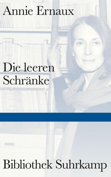 An einem Sonntag im Jahr 1961 sitzt die zwanzigjährige Literaturstudentin Denise Lesur in ihrem Zimmer und wartet - dass ihr Körper die Abtreibung vollzieht, die eine Engelmacherin im Verborgenen eingeleitet hat. Der gebildete, bourgeoise, selbstgewisse Marc hat Denise auf die Nachricht der Schwangerschaft hin direkt verlassen. Und das Milieu, das er verkörpert, hätte sich auch nie ganz in ihrem Körper beheimaten können. Während sie also wartet, denkt sie über ihre Kindheit und Jugend nach: Zerrissen zwischen dem Elternhaus - obgleich stolze Épicerie-Besitzer sind ihre Eltern den bescheidenen, ländlichen Verhältnissen der Herkunft nie wirklich entronnen - und den Mitschülerinnen jener besseren Schulen, auf die ihre guten Leistungen sie befördert hatten, fühlt sich Denise von beiden Seiten stets abgestoßen. Vulgär und wütend, voller Ablehnung gegen die bürgerlichen Angepasstheiten - Annie Ernaux umkreist in Die leeren Schränke ein frühes einschneidendes Ereignis, das ihr gesamtes Leben prägen wird. Und erfindet dafür eine völlig neuartige, aufwühlende literarische Form.