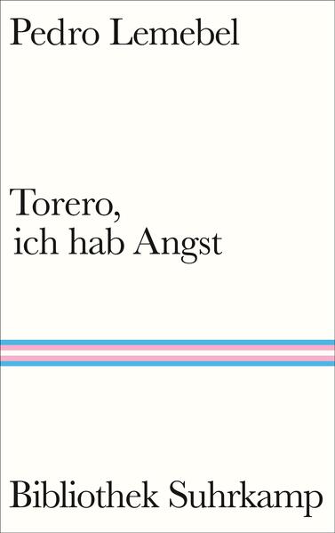 »Er brauchte gar keine Poesie zu schreiben, um der größte Poet meiner Generation zu werden.« Roberto Bolaño Im Frühjahr 86 stehen die Zeichen auf Sturm, Augusto Pinochets Macht bröckelt: Proteste, brennende Reifen in den Straßen Santiagos, Stromausfälle, Revolutionsaufrufe im Radio. Nur die weltvergessene Heldin dieser Geschichte, nicht mehr jung, nicht mehr Mann, hat bloß Augen für Carlos, den bildhübschen Studenten, der trotz ihrer Stoppeln im Gesicht, ihrer Armut, ihrer grellen Art immer näherkommt. Sie stürzt sich vollends in die Hoffnung, singt Liebeslieder, lacht und phantasiert, doch vergebens. Denn wer hat die Macht, wer bestimmt die Grenzen, zwischen oben und unten, zwischen Mann und Frau? Sie ganz sicher nicht. Und so bleibt ihr allein der Widerstand, auf der Zunge und im Herzen. In farbiger, kräftiger, brillanter Sprache erzählt Pedro Lemebel eine Geschichte von politischer Militanz und sexueller Dissidenz. Torero, ich hab Angst ist bedeutende queere Weltliteratur. Ein bissiges Werk der Befreiung von Repression und Unfreiheit.