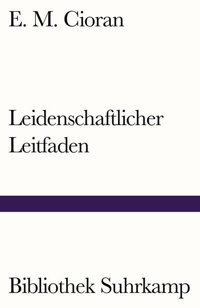 Der Leidenschaftliche Leitfaden, Ciorans letzte rumänische Schrift, 1940 bis 1944 in Paris entstanden, ist ein an bekenntnishafter Kühnheit kaum zu überbietendes Werk, das die jugendliche Schaffensperiode vor dem Hintergrund der Pariser Vereinsamung zusammenfaßt und verschärft. Ein Werk bezwingenden Sprachrausches, das durch den unversöhnlich unzeitgemäßen Ton erschüttert. Der sich aus dem Land seiner Väter gewaltsam Hinaussprengende erkennt, daß der Weg zur Erneuerung über Trümmer und Leichen der eigenen Vergangenheit führt. Nur indem er am Scheideweg mit seinem bisherigen Wüten abrechnet und seinen Überschwang ins Maßlose steigert, vermag er die Schranken der Vereinzelung und die Ausweglosigkeiten des Diesseitigen zu überwinden. Ein Beseligter des Trennungseifers schleudert seine Untergangsblitze in eine betörend erstrahlende Welt des Zwielichts.