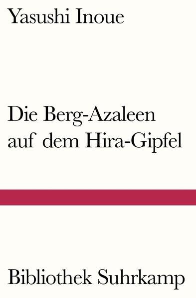 Yasushi Inoue, der 1907 geborene Meister der japanischen Literatur, ausgezeichnet mit den großen Preisen seines Landes, gehört als Romancier seit langem zur Literatur der Bibliothek Suhrkamp. Vor allem Das Jagdgewehr, diese Geschichte einer Liebe, die in Wirklichkeit die Geschichte der Einsamkeit ist, wurde weltweit berühmt. Dieser Band versammelt die drei autobiographischen Erzählungen Unter den Blüten, Der Glanz des Mondes, Die Schneedecke sowie die Titelerzählung Die Berg-Azaleen auf dem Hira-Gipfel. Dort ist ein älterer Gelehrter, der in rücksichtsloser Passion an einem Buch über das Arteriensystem der Japaner schreibt, eines häuslichen Disputs wegen in den ihm vertrauten "Gasthof zum Heiligen Berg" am Fuß des Berges Hira entflohen und sinnt über sein Leben nach. Als Student hatte er zum ersten Mal in diesem Gasthof unterhalb der auf dem Hira blühenden Azaleen übernachtet, um - nach Zen-Übungen körperlich wie geistig erschöpft und verzweifelt - am nächsten Morgen Selbstmord zu begehen. Doch die nächtlichen Schreie des Bergvogels hatten ihn zu neuem Leben erwachen lassen. Diesmal sind die Umstände anders. Bemüht, sein Werk im Wettlauf mit dem Tode zu vollenden, und doch wissend, daß ihm dies nicht gelingt, erfreut sich Miike Shuntarô während einer Bootsfahrt auf dem See, zu der ihn die siebzehnjährige Atsuko eingeladen hat, der einzigartig schönen Landschaft. Der Berg Hira ragt erhaben zum Himmel empor …