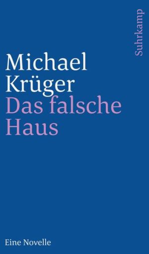 »Eigentümlich, wie schnell sich die Welt verändern kann, wenn man sie herausfordert.« Wie sehr der Ich-Erzähler in Michael Krügers Falschem Haus damit recht behalten soll, ahnt er noch nicht, als er in seinem beschmutzten Hemd vor einer alten Villa steht. Eigentlich ist der Redakteur einer Zeitung aus Süddeutschland nur in Hamburg, um einen Artikel über den Kongreß des Verbandes der Bibliothekare zu schreiben. Doch auf dem Weg ins Hotel landet der Ball eines Jungen auf seinem Hemd und hinterläßt einen gewaltigen Fleck. Mißtrauisch einerseits, mit der Aussicht auf ein frisches Hemd andererseits, folgt er der Einladung der Mutter des Jungen in das »falsche Haus«. Die erstaunliche Gastfreundschaft nimmt ungeahnte Ausmaße an. Zum frischen Hemd gesellen sich noch Socken und Krawatte, eine Einladung zum Duschen dazu, und innerhalb kürzester Zeit wird der eher schüchterne Redakteur Mitbewohner in der mysteriösen Villa. Er wird Zeuge der Verstrickungen, in die dieses merkwürdige Paar, Mutter und Sohn, verwickelt ist, und bald wird auch er in den Bann ihrer Geheimnisse gezogen: Wer ist der Mann, der Einlaß begehrt und wütend gegen die Tür zum Garten trommelt? Was hat es mit dem Vater der Frau auf sich, vor dem alle Welt zu kuschen scheint? Und wer ist Isabella? Wer eigentlich der Mann, der hier erzählt? Spannend wie einen Kriminalroman, mit Witz und großem Tempo erzählt Michael Krüger die Geschichte eines Mannes, der nicht nur den Mythen eines fremden Hauses auf der Spur ist, sondern auch den »anderen Leben«.