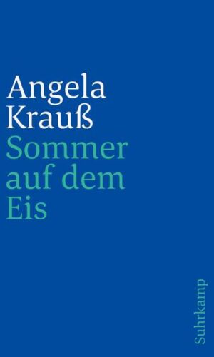 Sommer auf dem Eis ist eine Geschichte voller Spuren und Muster. In kunstvollen und mutwilligen Schlingen und Bögen spürt sie den unerschöpflichen Figuren nach, die das Leben bildet. Und denen, die spitzfindig und tapfer an ihnen arbeiten: dem Liebespaar auf der Decke, der Kesselwärterin in Bitterfeld, dem Pionier der kommunistischen Partei Italiens, den Passagieren des großen weißen Schiffes, das urplötzlich durch das Ufergestrüpp des Schlammteiches 4 bricht. Bilder staffeln sich in die Tiefe, formieren sich zu fantastischem Geschehen, zu Träumen und Alpträumen, in denen Biographien zusammenlaufen, Lebenszeitstücke. Zwischen den Erfahrungen von Aufbruch und Abbruch »ist vielleicht der glücklichste Mensch einer, der in eine schier unlösbare Aufgabe verwickelt ist, deren Lösung ihm nicht einen Moment lang unmöglich erscheint«.