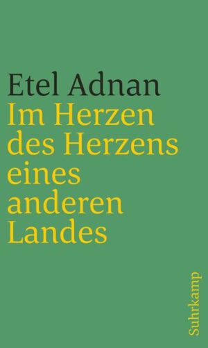 »Ich habe diesen Ort verlassen, indem ich ganz bis nach Kalifornien floh. Ein Exil, das Jahre dauerte. Ich kam zurück auf einer Bahre und fühlte mich fremd hier (in Beirut), wie exiliert aus dem bisherigen Exil. Stets bin ich entfernt von etwas, einem Ort ... Mein Mittelpunkt liegt nicht im Sonnensystem.« Etel Adnans Aufzeichnungen aus dreißig Jahren kommen aus Beirut, aus Paris, aus Sausalito, von einer griechischen Insel. Die libanesische Autorin, Exilantin in Europa und Nordamerika, navigiert in der Gegenwart. Schutzlos, als beteiligte Beobachterin, antwortet sie auf das, was sie sieht und erfährt - mit Dichtung