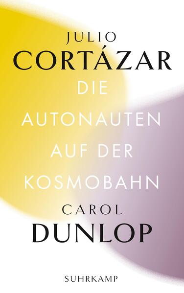 Eines Frühsommertages fahren Julio Cortázar und seine Ehefrau Carol Dunlop mit ihrem VW-Bus auf die Autobahn Paris - Marseille. Ausgestattet mit Proviant, Musik, einer Kamera und zwei Reiseschreibmaschinen, verfolgen sie, beide bereits sterbenskrank, ein letztes gemeinsames Vorhaben: unterwegs alle 63 Rastplätze anzusteuern, auf jedem zweiten zu übernachten. Mit dem drängenden Eifer von Forschungsreisenden dokumentieren sie ihre Expeditionserlebnisse in einem Logbuch. Es gehen da die bukolischen Horizonte, Begegnungen mit Müllmännern, Beschreibungen erster Skorbut-Symptome, überdies Fotos von allerhand Fauna und Seltsamkeiten und detailgetreue Geländeskizzen ein - bald auch, unter tätiger Mithilfe ihrer Fantasie, dunkle Bedrohungen durch mörderische Hexenjäger und Geheimagenten. Und bei alledem leben diese Reisenden in der Enge ihres Gefährts wie Liebende auf einer einsamen Insel. Die Autonauten auf der Kosmobahn ist eine der schönsten Expeditionen der Literaturgeschichte - eine vor Witz und Hintersinn überbordende Ethnographie des Alltagslebens und zugleich ein berührendes amouröses Zwiegespräch.