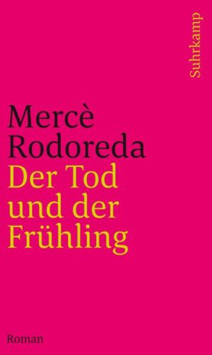 »La mort i la primavera ist sehr schön. Furchtbar poetisch und furchtbar düster … Es wird ein Roman über die Liebe und die totale Einsamkeit sein.« So schreibt Mercè Rodoreda in einem Brief an ihren Verleger. Die Katalanin schafft es zu Lebzeiten nicht mehr, eine endgültige Fassung des Romans zum Druck freizugeben. Drei Jahre nach ihrem Tod, 1986, erscheint der vorliegende Text aus ihrem Nachlaß. Der Roman ist Fragment, manchmal kantig wie ein unbehauener Stein, doch machen ihn gerade seine Brüche durchlässig für eine ganz eigene Art von Poesie. Die Ungeheuerlichkeit des Erzählten, die Drastik der Handlung und der Bilder bannen den Leser mit jedem Satz. Erzählt wird aus der Perspektive eines Jungen, der Dinge beobachtet, die er - in kindlicher Unwissenheit, aber doch bereits beseelt von einem gewissen inneren Schmerz - nur beschreibend wiedergibt, aber nicht versteht. Und so ist viel von Gewalt die Rede, vom Leben, vom Schmerz und vom Sterben, von der ungeheuren Kraft der Natur, des Flusses, der Jahreszeiten. Aber auch von der Gewalt, die sich die Menschen in jenem namenlosen Dorf äußerlich wie innerlich selbst antun. Von der Macht des Aberglaubens und von überkommenen und dennoch ganz subtilen Foltermethoden. Doch irgendwann durchzieht diese archaische Dorfgemeinde am Fuß des gespaltenen Berges ein Bruch. Es beginnt damit, daß der Herr sich den alten Sterbe-Bräuchen widersetzt. Sein Wunsch nach einem würdevollen Tod stößt auf die massive Gegenwehr derjenigen Kräfte im Dorf, die auf ihrer schaulustigen und lustvollen Tradition des Tötens beharren, längst stehen der Zementmann und der Schmied als rituelle Meister des Todes bereit. Der Tod und der Frühling ist die Geschichte einer Initiation. Mit allen Etappen einer archaischen, ja einer archetypischen Geschichte vom Inzest bis zum Kindstod. Und ist doch kein Mythos, kein verklärendes Märchen, vielmehr eine brachial-realistische Parabel über die einfachsten, elementaren und zugleich schwierigsten Dinge im Leben: den Tod und die Liebe.