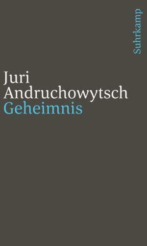 Wo bist du glücklich gewesen? Warum hast du beim Fußball geweint? Wessen Bücher würdest du auswendig lernen? Fragen eines deutschen Journalisten an einen ukrainischen Schriftsteller, der ein Jahr in Berlin verbringt. Sieben Tage lang sprechen Egon Alt und Juri Andruchowytsch über Habsburg im Sowjetlook, über Bahnhöfe, Grenzpfähle und vergessene Träume, über verbotene Musik, Rekruten in der Roten Armee und die legendären Happenings der Performance-Gruppe BuBaBu. Sieben Kapitel »über mich und die Zeit, in der ich lebe«, wie der 48jährige Juri Andruchowytsch im Vorwort zu seinem neuen Buch schreibt. Von der Katastrophe im Jahr 1969, als Dynamo Kiew gegen Spartak Moskau verlor, bis zu dem Moment, als Breschnews Sarg mit voller Wucht ins Grab donnerte, vor Millionen Fernsehzuschauern in der ganzen Sowjetunion, deren Zusammenbruch sich hiermit ankündigte. Vom Putsch in Moskau bis zur orangen Revolution und der Katerstimmung danach. Der exzessive Dialog, der ihn mit seinem Leben und Schreiben konfrontiert, ist ein spannendes Stück Zeitgeschichte: Selten greifen Privates und Politisches so eng ineinander wie in diesem ironischen Porträt eines Autors, der sich selbst nicht über den Weg traut.