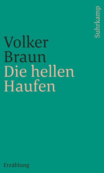 Der Aufstand, von dem hier berichtet wird, hat nicht stattgefunden. Wenn er seine Wahrheit hat, so weil er denkbar war. Die Geschichte hat mehr in sich, als sich wirklich ereignet, auch das Mögliche, Ersehnte, nicht Gewagte. Wie sollte man nicht einmal über den Rand schreiben? Nach drei Jahren der Volksenteignung, dem Feldzug der Treuhand, kommt es zum großen Arbeiterkrieg. Die Entlassenen, Arbeitslosen rotten sich vor den Fabriken, vorgebliche Investoren werden heimgeschickt und die 12 Mansfelder Artikel verfaßt. Schließlich streift ein Heerhaufen durch Mitteldeutschland. Daß sie aber nicht kämpfen, ist der bittere, süße Faden der Erzählung. Sie sammeln sich auf einem Schlackeberg, dem Schutt ihrer Existenz, die nicht zu verteidigen ist, eines Besitzes, den sie nicht besessen haben, eines Lebens, für das man das seine nicht in die Schanze schlägt. So wird eine Niederlage erfochten und ein Widerstand erdacht. Diese klare, einfache, harte Geschichte mußte geschrieben werden, einmal für allemal. »Was wir nicht zustande gebracht haben, müssen wir überliefern.« (Ernst Bloch)