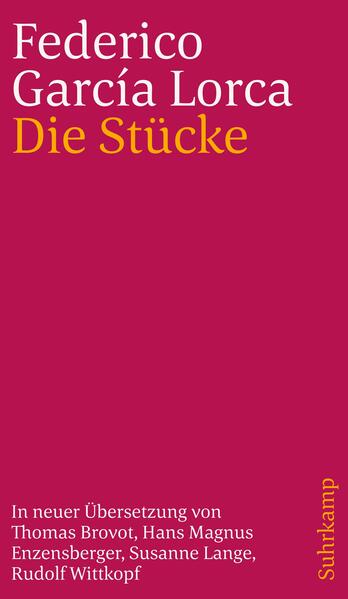 Lorcas Theaterstücke - sein ganzes facettenreiches Bühnenwerk - liegen mit diesem Sammelband zum erstenmal seit fünfzig Jahren in neuen deutschen Übersetzungen vor. Jahrzehntelang lag Lorcas Sprachkunst unter einer Art Kandiskruste verborgen. Nun kann sich in neuen Fassungen seine innovative Dramaturgie auch sprachlich in all ihren Nuancen entfalten. Spielerisch, zärtlich, rauh, poetisch, schneidend sachlich - Lorca verfügt wie alle großen Dramatiker über viele Tonlagen. Bereits die Untertitel seiner Stücke zeigen ihre Spannbreite: Lorca zeichnet ein »Drama von den Frauen in Spaniens Dörfern«, ein »Tragisches Gedicht in drei Akten«, ein »Gedicht in mehreren Gärten«, eine »Volksromanze in drei Bildern«, eine »Legende von der Zeit«, eine »Heftige Farce in zwei Akten«, einen »Erotischen Bilderbogen in vier Bildern«. Auch seine übermütigen »Dialoge« und sein zwischen Avantgarde-Theater und surrealistischem Kino changierender Entwurf »Reise zum Mond« zeigen Lorca als einen Theatermann, der neue Möglichkeiten ebenso begierig ausprobiert wie verschüttete alte Formen. Mit seiner Truppe »La Barraca« inszenierte er neben eigenen Stücken vor allem das barocke Welttheater Calderóns und Lope de Vegas - mit dem gleichen kräftigen Impuls der Erneuerung, der so wirksam ist in seiner eigenen Bühnenkunst.Der Lorca-Kenner und Lorca-Übersetzer Martin von Koppenfels (Dichter in New York