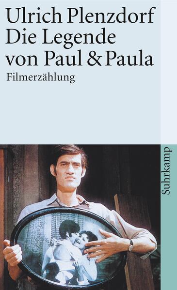 In der »Filmerzählung« (Plenzdorf) von Paul und Paula spielt sich alles so und nicht anders ab: Es braucht lange bis zur großen Liebe. Paul, persönlicher Referent in einer Außenhandelsbehörde, hat ein bildhübsches, doch nicht sehr gescheites Mädchen geheiratet. Paula, mit zwei Kindern von zwei Männern, arbeitet im Supermarkt und ist entschlossen, dem Werben des älteren Herren und Reifenhändlers nachzugeben - da begegnen sich Paul und Paula wieder, da geschieht's, in der Garage, da türmen sich die Komplikationen, bis alle Komplikationen der ganz großen Liebe und schließlich einer letzten Komplikation, Paulas Tod, Platz machen.