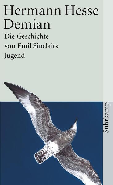 Wie alle Hauptwerke Hermann Hesses hat auch der Demian, den der damals 40jährige Autor mitten im Ersten Weltkrieg schrieb, eine ebenso ungewöhnliche wie spannende Entstehungs- und Wirkungsgeschichte. Daß dieses im Herbst 1917 vollendete Buch erst im Juni 1919, ein halbes Jahr nach Kriegsende, veröffentlicht wurde, lag an der Unbekanntheit des Verfassers. Denn Hesse hatte das Manuskript dem Verlag als das Erstlingswerk eines kranken jungen Dichters empfohlen, des zeitkritischen Poeten Emil Sinclair, der bisher nur in Zeitungen und Zeitschriften durch pazifistische Mahnrufe und Erzählungen aufgefallen war (die gleichfalls von Hesse stammten). Doch trotz des Inkognitos erlebte das Buch eine geradezu stürmische Aufnahme und wurde noch im Erscheinungsjahr mit dem Fontane-Preis für das beste Erstlingswerk eines Nachwuchsautors ausgezeichnet. Thomas Mann verglich die elektrisierende Wirkung des Buches mit der von Goethes Werther, da es »mit unheimlicher Genauigkeit den Nerv der Zeit traf und eine ganze Jugend, die wähnte aus ihrer Mitte sei ihr ein Künder ihres tiefsten Lebens entstanden, zu dankbarem Entzücken hinriß«. Bis zur Entdeckung des Pseudonyms im Mai 1920 erschienen drei Auflagen, denen dann unter Hesses eigenem Namen zu seinen Lebzeiten noch 93 weitere folgten.