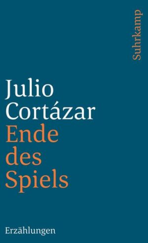 Der vorliegende Erzählband des bedeutsamen argentinischen Schriftstellers umfaßt achtzehn Geschichten, die zwischen 1945 und 1962 entstanden sind. »Wie in Cortázars Geschichten das Ku?nftige das Altbekannte und das Vergangene das bestürzend Unbewußte sein kann, so ist der Alltag bald eine komische Katastrophe, bald ein tragischer Traum. Das Objekt wird Subjekt, das Tier im Aquarium wird zum Betrachter dessen, der es beobachtet, Unwesen wird so leibhaftig geschildert, daß man es beschreiben könnte, ohne es begriffen zu haben. Mädchen verkleiden sich am Bahndamm in Statuen, bis das scheinbar harmlose Spiel zu Ende ist